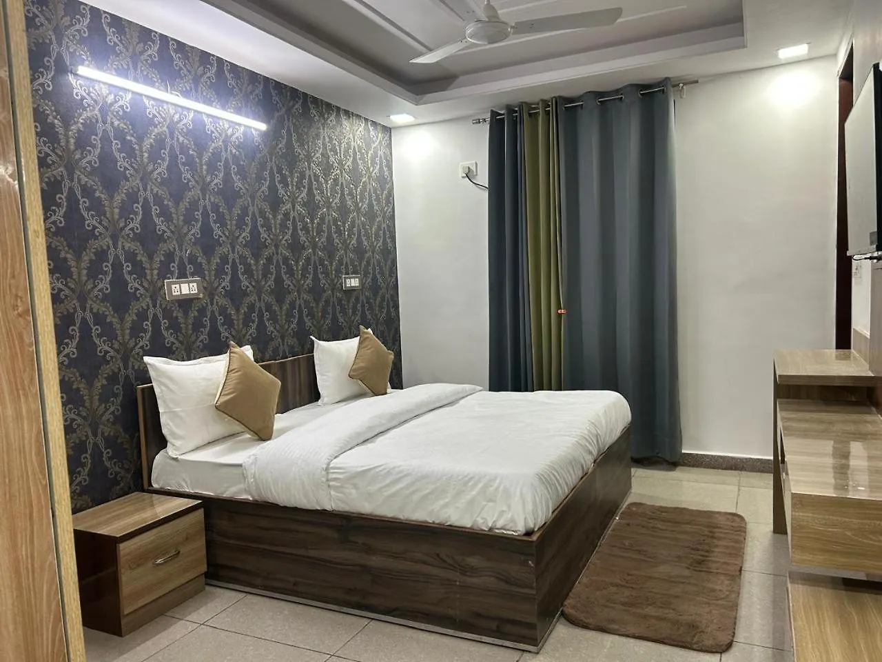 Raj Residency Hotel Gurgaon